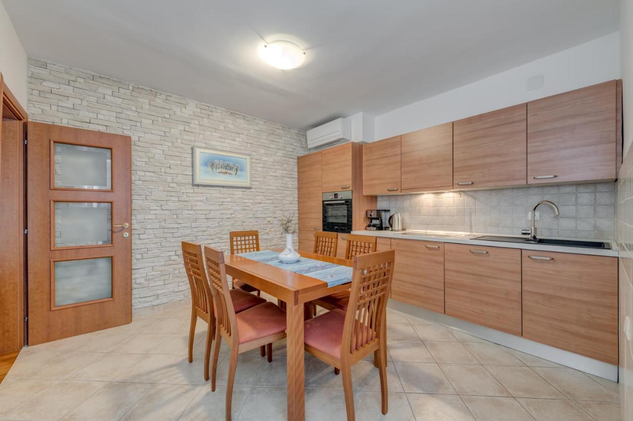 Apartmani Mirta Omis Omiš Exterior foto