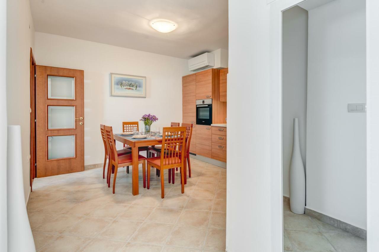 Apartmani Mirta Omis Omiš Exterior foto